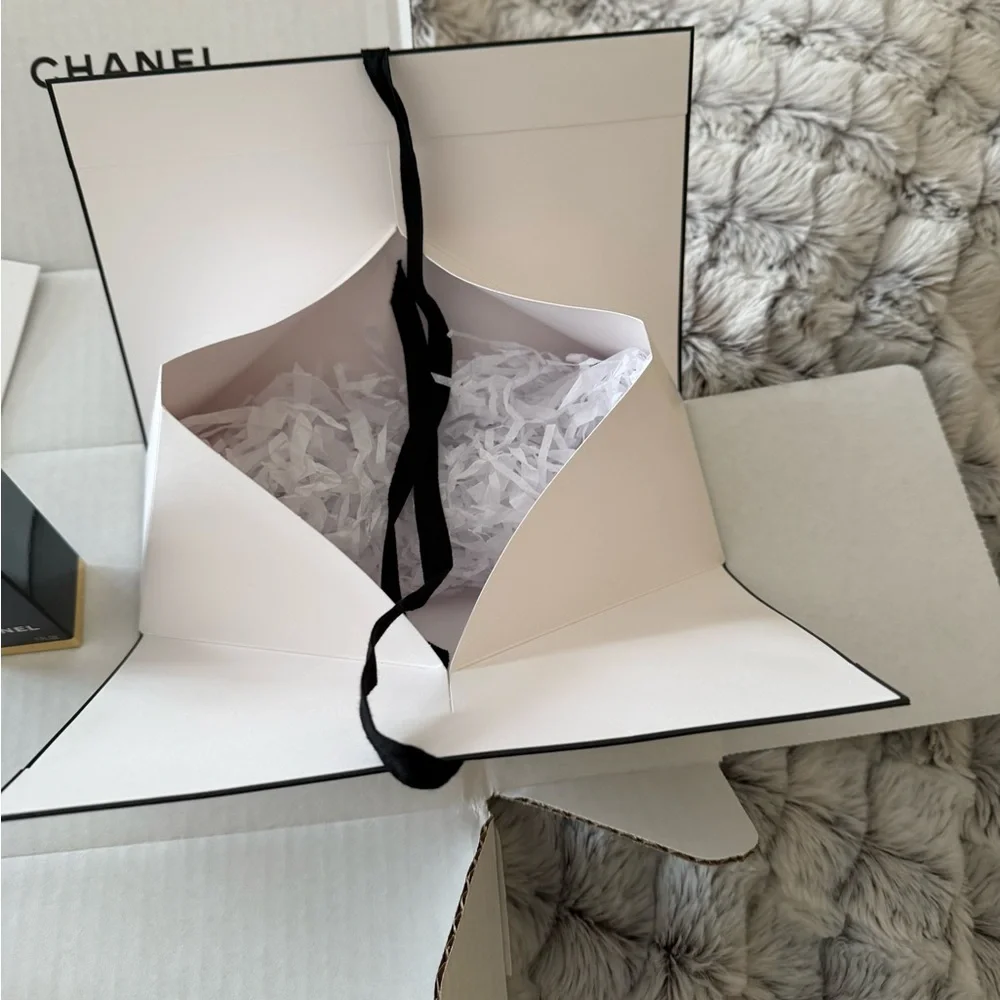 CHANEL ULTRA LE TEINT ALL-DAY COMFORT FLAWLESS FINISH FOUNDATION - Picture 2 of 12